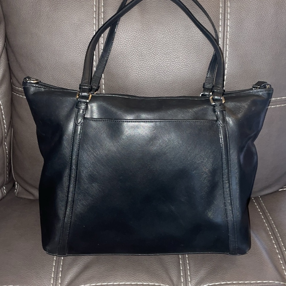 Coach shoulder bag preowned handles are cracking just at the shoulder area - Picture 3 of 11